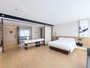 常熟高新区万枫酒店客房内的一张或多张床位