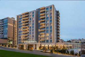 安曼Doubletree By Hilton Amman Hotel & Residences的城市中一座大型建筑的效果图