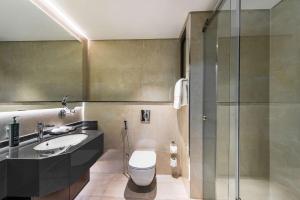 Doubletree By Hilton Amman Hotel & Residences的一间浴室