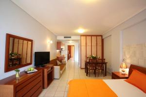 TV a/nebo společenská místnost v ubytování Grand Nefeli Resort