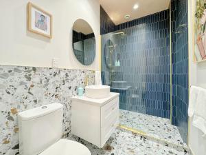 Un baño con inodoro blanco y ducha. en Modern Elegance - CBD Luxury 1BR on Central Queen St, en Auckland