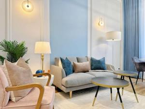 una sala de estar con un sofá y una mesa en Modern Elegance - CBD Luxury 1BR on Central Queen St, en Auckland