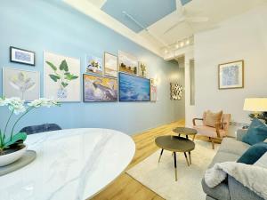 una sala de estar con un sofá y una mesa en Modern Elegance - CBD Luxury 1BR on Central Queen St, en Auckland 26 fotos más