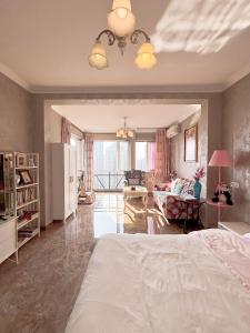 Xiao Yu Residential Apartment Near Jiefangbei and Hongya Cave客房内的一张或多张床位