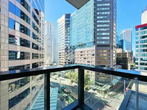 奥克兰Modern 2 Bedroom Beside Skytower & Queen St in The Heart of CBD的城市高楼阳台美景公寓