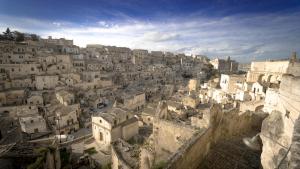 vistas a una ciudad con casas y edificios en Giardini di Pietra, en Matera