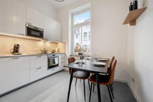 a kitchen with a table and chairs in a room at Apartment 5 min zur Fußgängerzone in Wiesbaden