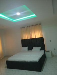 Postel nebo postele na pokoji v ubytování Fab shortlet apartment