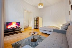 a living room with a couch and a tv at Apartment 5 min zur Fußgängerzone in Wiesbaden