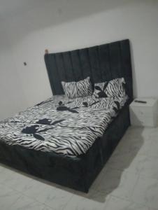 Postel nebo postele na pokoji v ubytování Fab shortlet apartment + 2 fotografie