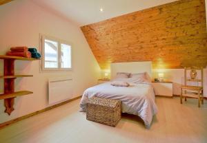 a bedroom with a bed and a wooden ceiling at Gite Lahora Lait'colo de l'Izard - Appartement Panoramique in Arrens-Marsous