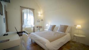 A bed or beds in a room at Giardini di Pietra