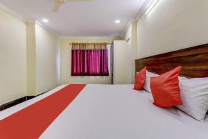 Postel nebo postele na pokoji v ubytování Collection O Srinivasa Residency