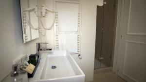A bathroom at Giardini di Pietra