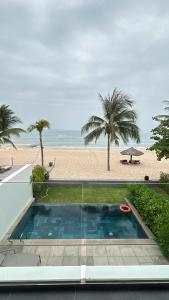 una piscina con vista a la playa en HỒ TRÀM l LUXURY VILLA 4PN Sát Biển ll 4BR Beachfront Villa Sanctuary Hồ Tràm, en Xuyên Mộc