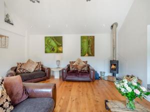 KentFoxton Lodge的有两张沙发和一个壁炉的客厅
