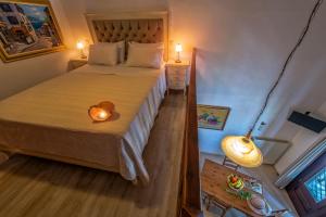 a bedroom with a bed with a teddy bear on it at Pounda Paou in Metókhion