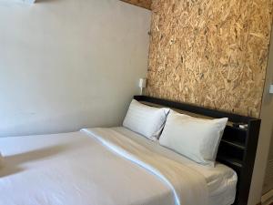 Postel nebo postele na pokoji v ubytování Namthip Homebeach