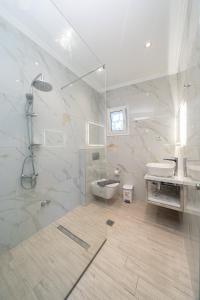 Koupelna v ubytování Filalithis Studios & Apartments