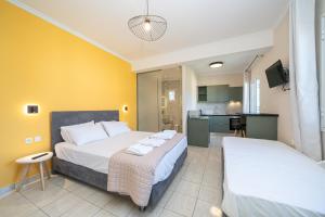 Postel nebo postele na pokoji v ubytování Filalithis Studios & Apartments