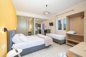 Postel nebo postele na pokoji v ubytování Filalithis Studios & Apartments