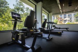 une salle de sport avec plusieurs machines de course et une fenêtre dans l'établissement Azur Premium Resort, à Saints Constantine et Helena 39 autres photos