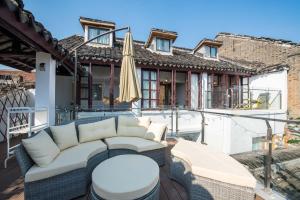 Un balcon sau o terasă la 苏州叙姑苏民宿-拙政园北寺塔地铁站店