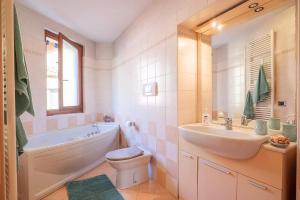 パッランツァにあるCasa Vacanza da Nicoloの浴槽、洗面台、トイレを備えたバスルーム