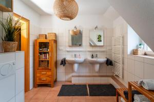 Bilik mandi di Heimathafen Hannover- Big House with swimmingpool, sauna and garden +39 gambar