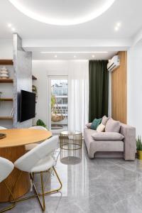 Ruang duduk di Mirror Luxury Central Penthouse by BiNoBi!
