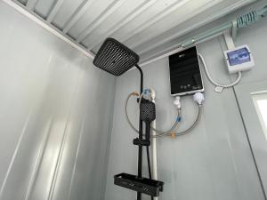 ein medizinisches Zimmer mit einem Mikrofon und einem Handy in der Unterkunft Trillizas Del Mar Beach Sunset View - Casa Cielo in Tubod