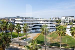 Una vista aérea de un edificio con palmeras. en Homiday - WaterFront Montesilvano, en Montesilvano