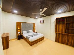 Postel nebo postele na pokoji v ubytování Hotel AVK-Near Kokilaben Hospital & Versova Beach- Rooms with Kitchen