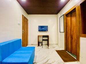 TV a/nebo společenská místnost v ubytování Hotel AVK-Near Kokilaben Hospital & Versova Beach- Rooms with Kitchen