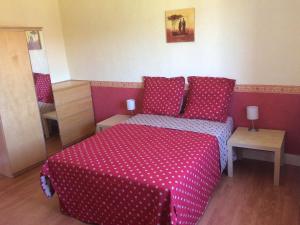 Monistrol-sur-LoireにあるLa maison de Berryのベッドルーム1室(ベッド1台、赤と白の掛け布団付)