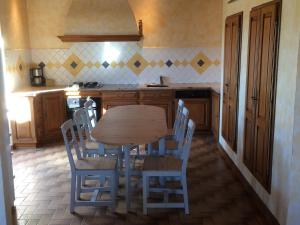 Monistrol-sur-LoireにあるLa maison de Berryの木製のテーブルと椅子のあるキッチン