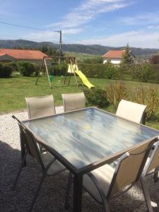 Monistrol-sur-LoireにあるLa maison de Berryのガラスのテーブル(椅子付)、遊び場 +5枚の写真