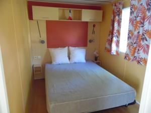 CAMPING LES PAILLOTES客房内的一张或多张床位