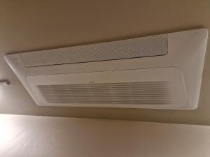 Un aire acondicionado blanco en el techo de una habitación. en Bluedot Poshtel, en Seúl