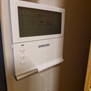 un horno microondas en la parte superior de una pared en Bluedot Poshtel, en Seúl