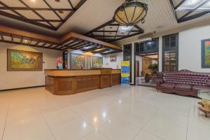 Vstupní hala nebo recepce v ubytování Urbanview Hotel Crown Tasikmalaya by RedDoorz + 37 fotografií