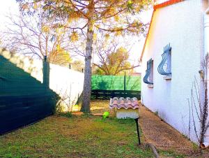Zahrada ubytování Maisonette Bezouce, Calme et accueillant