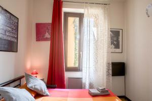 Łóżko lub łóżka w pokoju w obiekcie BnButler - Navigli Apartment - Vicolo Lavandai