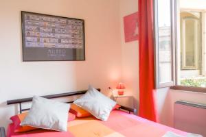 Łóżko lub łóżka w pokoju w obiekcie BnButler - Navigli Apartment - Vicolo Lavandai