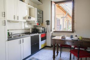 Kuchnia lub aneks kuchenny w obiekcie BnButler - Navigli Apartment - Vicolo Lavandai