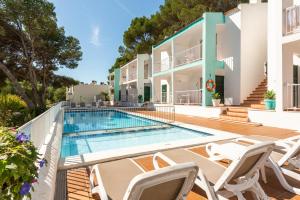 an image of a villa with a swimming pool at Apartamentos alta galdana playa in Cala Galdana