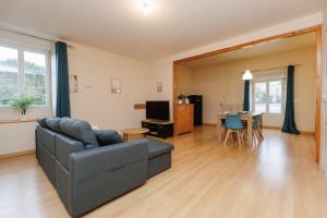 MAISON DU SOUVENIR 70 m2 près du Futuroscope في Lhommaizé: غرفة معيشة بها أريكة وطاولة