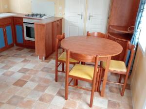 Een keuken of kitchenette bij Camping Baroudeurs