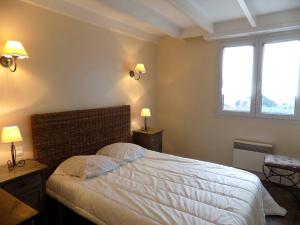 Un dormitorio con una cama con sábanas blancas y una ventana. en Saint Palais sur Mer - BEL APPARTEMENT 5 min à pied de la PLAGE du BUREAU, en Saint-Palais-sur-Mer