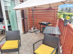 Patio alebo iná vonkajšia časť ubytovania Chalet rustique à La Salvetat-sur-Agout avec vue montagne